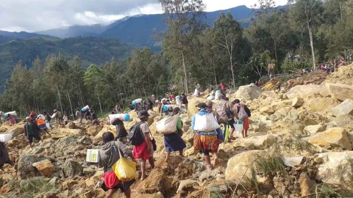 Papua New Guinea: 670 लोगों की मौत, लैंडस्लाइड के कारण 150 घर तबाह, मलबे में अपनों को खोज रहे ग्रामीण