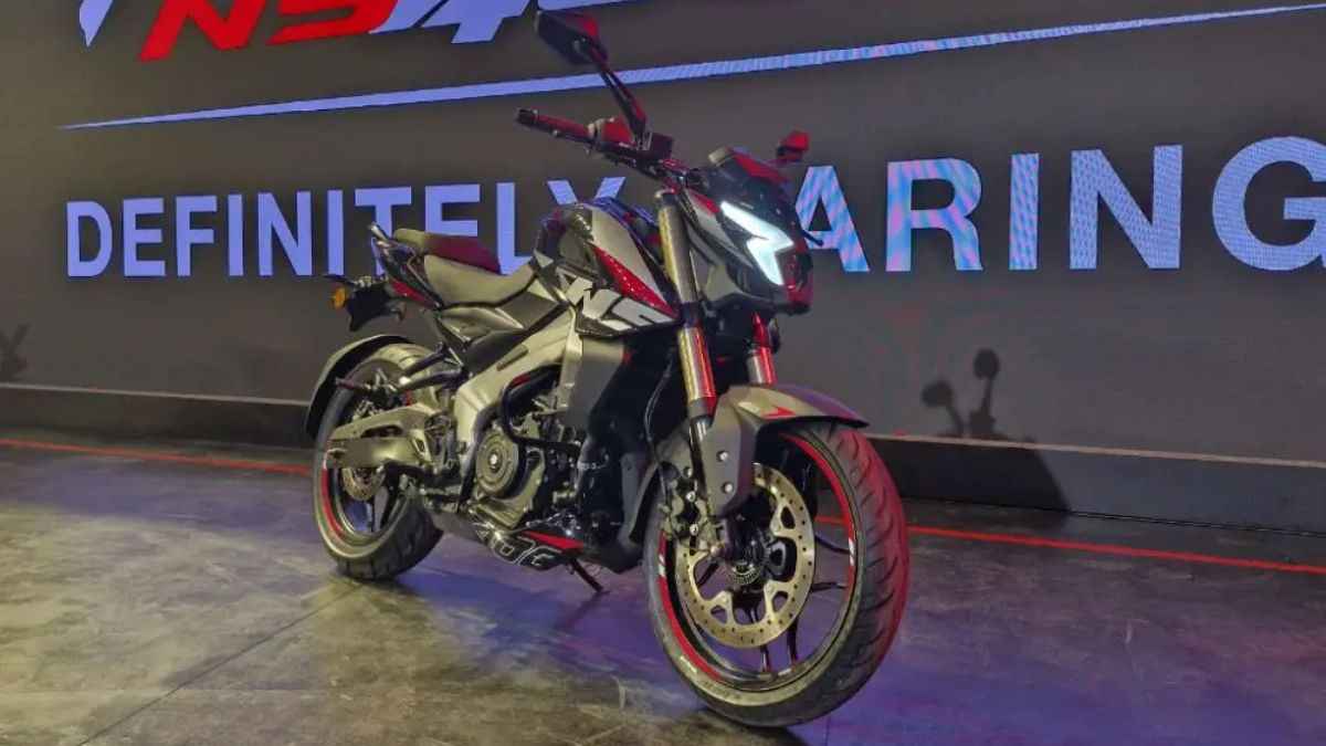 Bajaj की ये बाइक बनी No.1, बिक्री में Triumph और KTM को छोड़ा पीछे