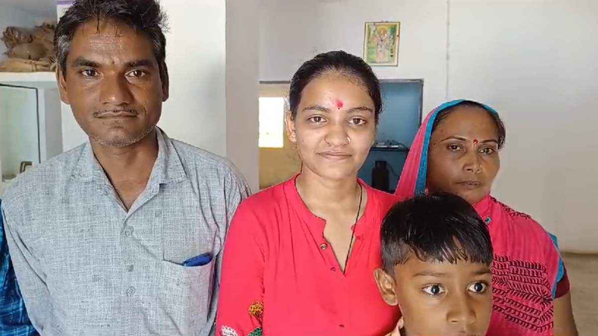 CGBSE Result 2024: केवल 2 घंटे पढ़ाई कर मजदूर की बेटी बनी टॉपर, परिवार का बढ़ाया मान