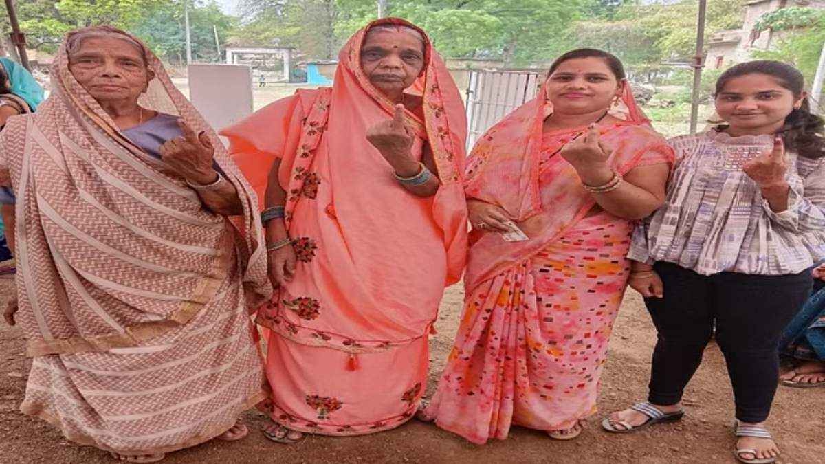 परदादी के साथ परपोती ने डाला वोट, परिवार की 4 पीढ़ियों ने एक साथ किया मतदान