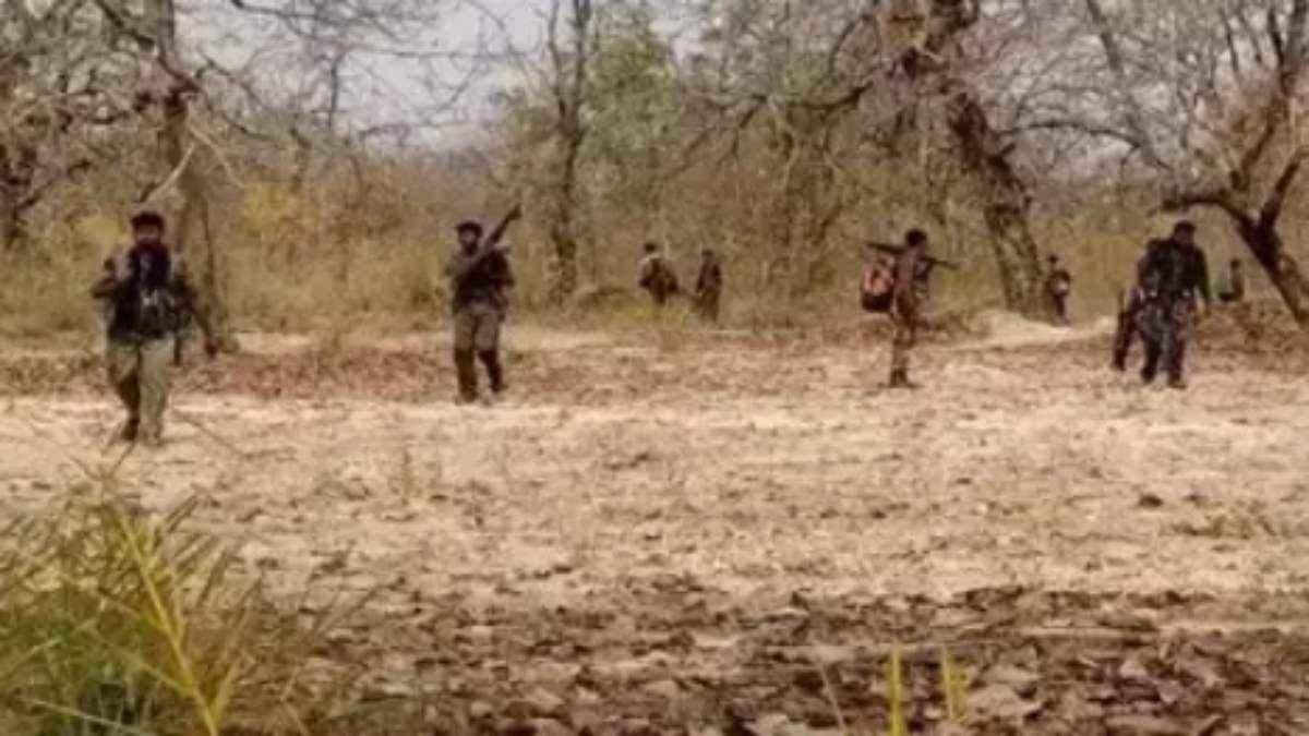 CG: बीजापुर के जंगल में मुठभेड़, सुरक्षा बलों ने नक्सलियों के टॉप कमांडर्स को घेरा