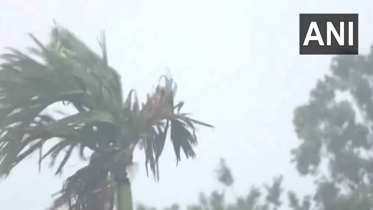Cyclone Remal Impact : 2 की मौत, पेड़ के नीचे दबी महिला; देखें चक्रवाती तूफान ने बंगाल में कैसे मचाई तबाही?