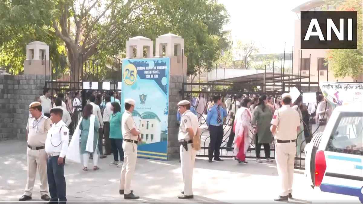 दिल्ली के बाद नोएडा के स्कूलों में हड़कंप, बम की कॉल से मची अफरा-तफरी