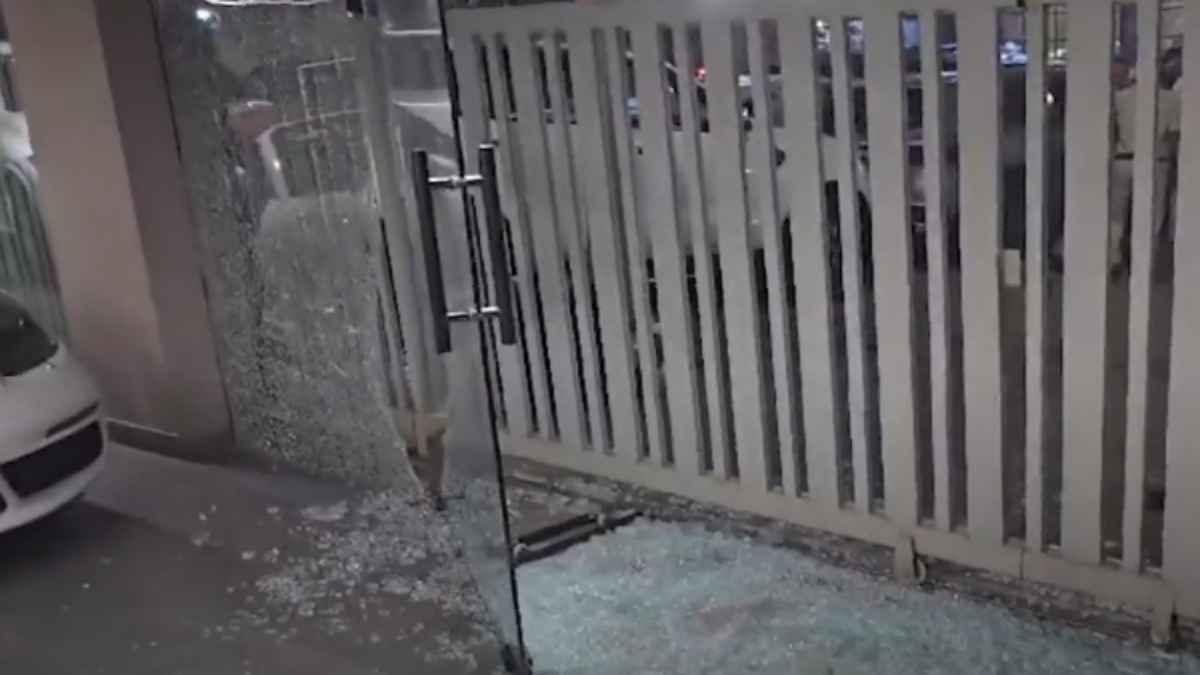 Delhi Firing: तिलक नगर में बदमाशों ने की ताबड़तोड़ फायरिंग, शोरूम मालिक से मांगी 5 करोड़ की रंगदारी