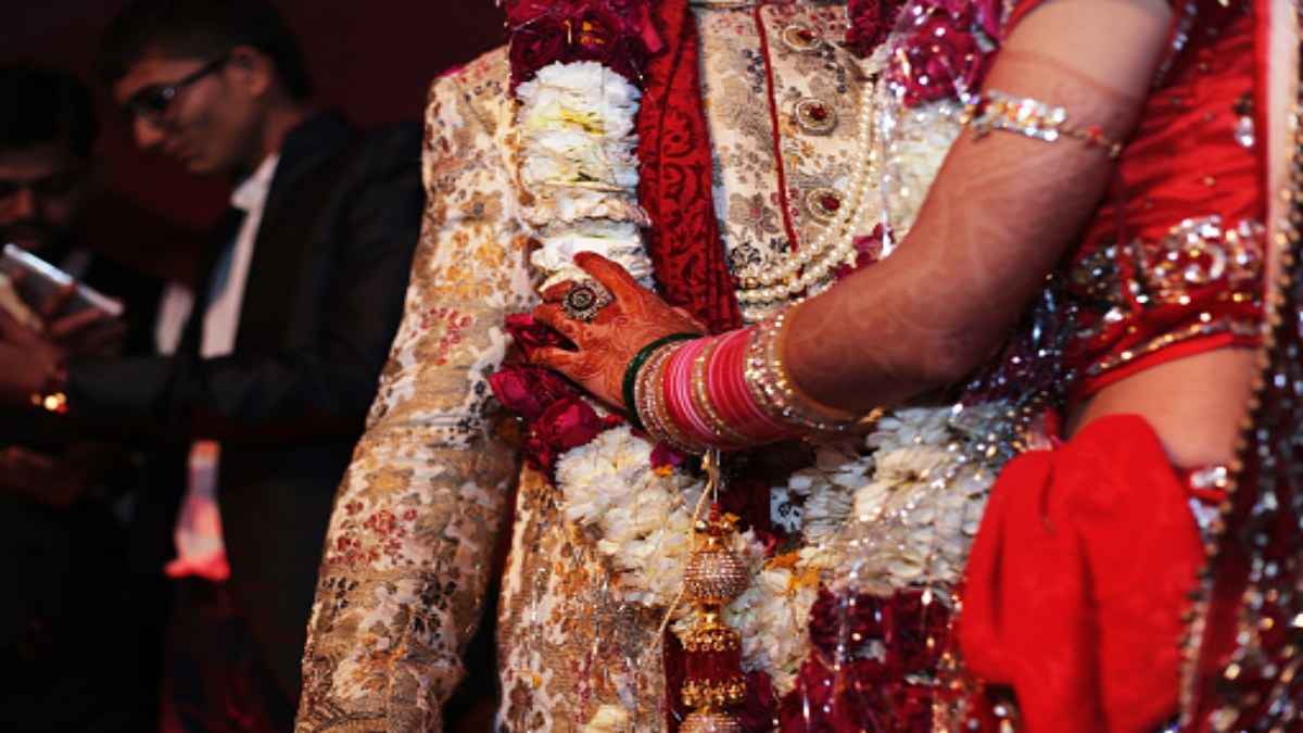 जयमाला में दूल्हे ने किया दुल्हन को किस, तो जमकर चले लाठी-डंडे, फिर उसी लड़के संग भागी लड़की