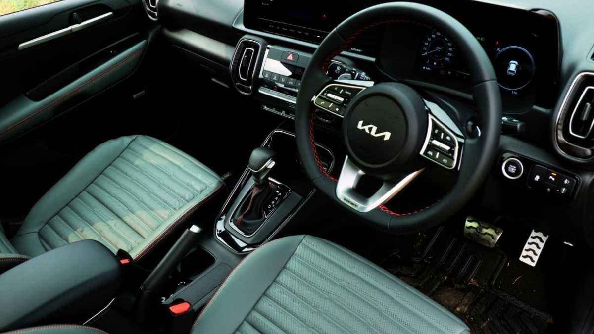 Kia की इस फैमिली कार में 392 लीटर का बूट स्पेस, 18 की माइलेज, जानें कीमत