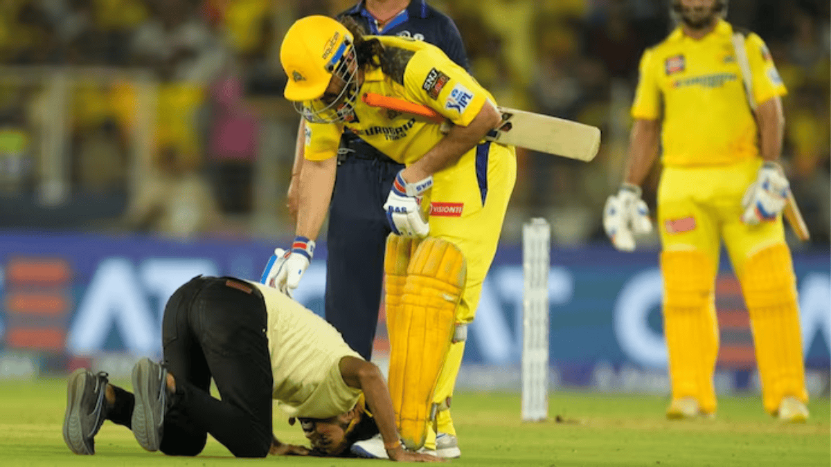 ipl 2024 gt vs csk ms dhoni Fan invaded field meet dhoni viral video