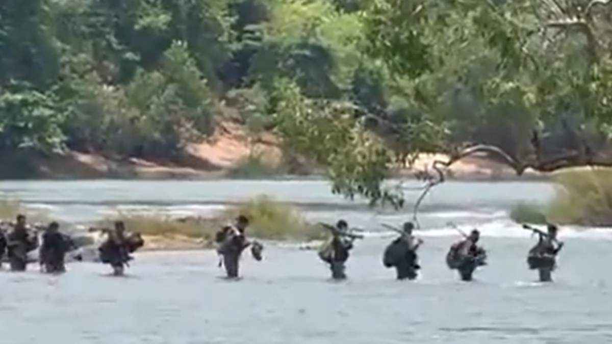 Naxalites Attack STF Jawans in Dantewada