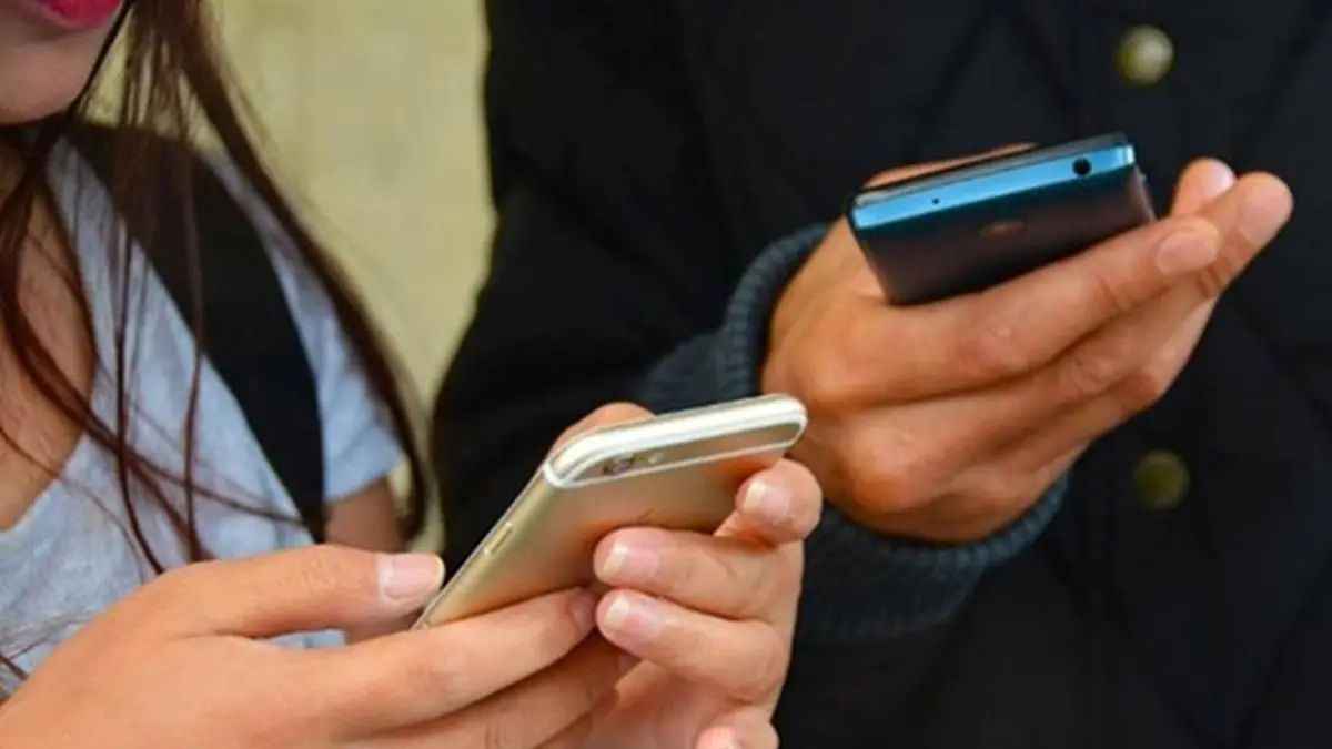 मोबाइल यूजर्स को तगड़ा झटका देंगी टेलीकॉम कंपनियां, 25 फीसदी महंगे होने वाले हैं रिचार्ज प्लान