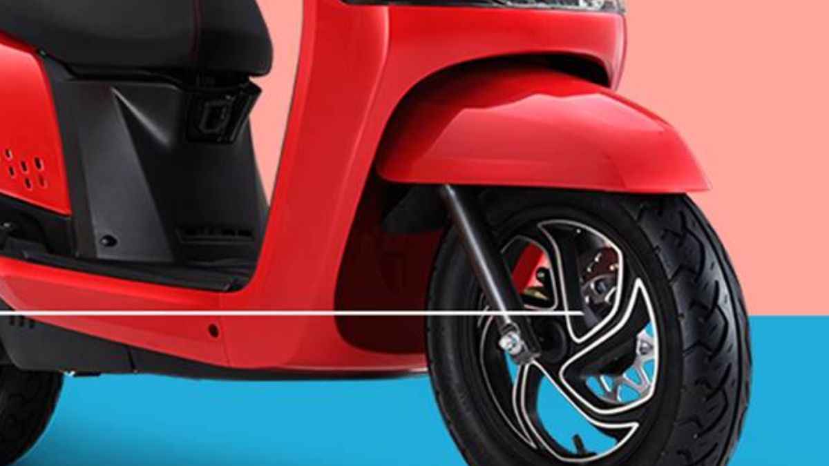 Ola और TVS के इन EV Scooters के दीवाने हैं युवा, इनमें फीचर्स ही कुछ ऐसे, जानें कीमत 