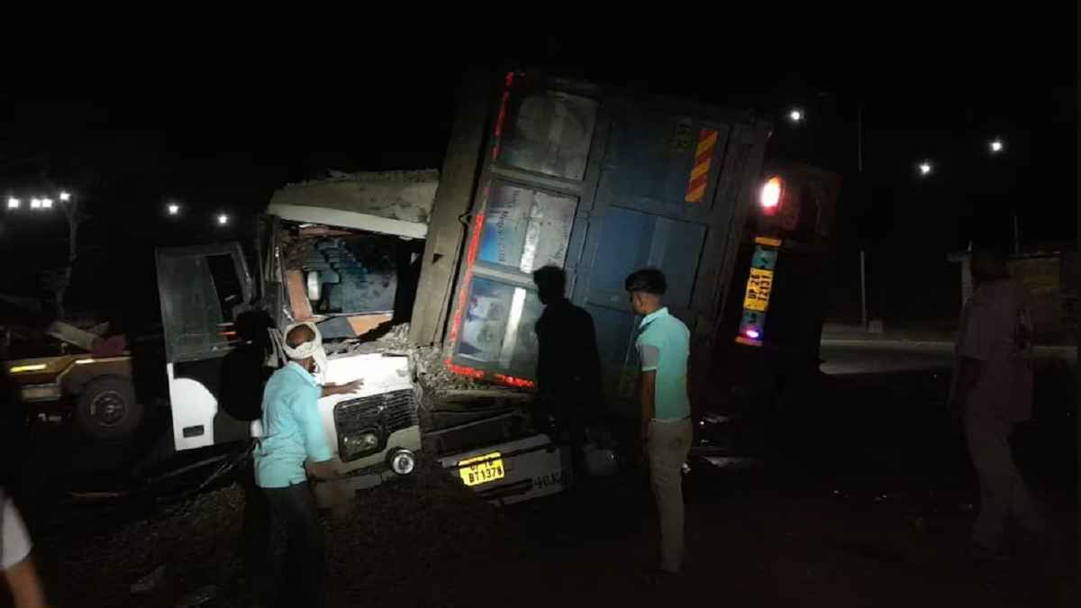 11 श्रद्धालुओं की मौत, खून से सनी लाशें सड़क पर बिखरीं; बस के ऊपर पलटा ट्रक, UP के शाहजहांपुर में हादसा