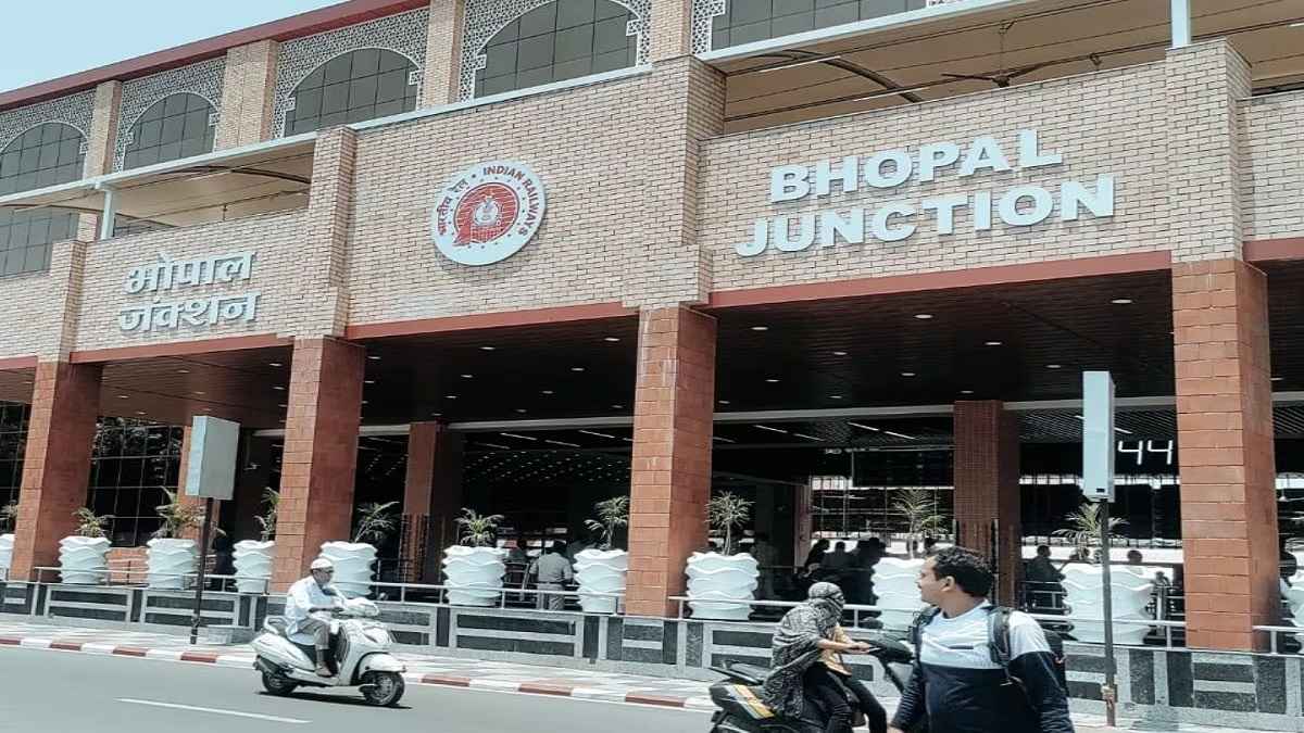 मालगाड़ी की छत पर चढ़ा, हाईटेंशन तार से झुलसा; युवक का वीडियो वायरल