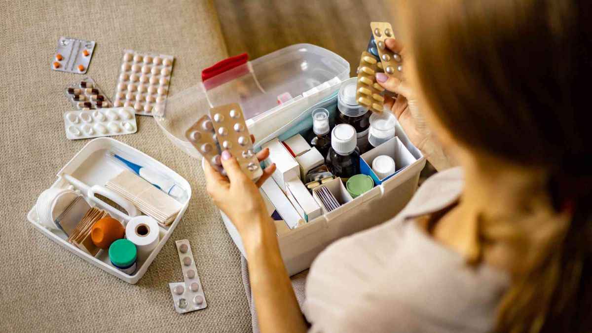 इमरजेंसी के लिए क्या आप घर में दवाई रखते हैं? अगर हां, तो ये 5 बातें जरूर जान लें