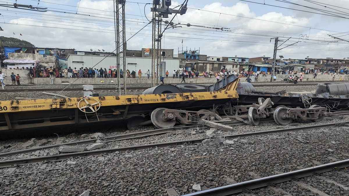 पालघर में पटरी से उतरे मालगाड़ी के छह डिब्बे, कई ट्रेनें प्रभावित; Helpline नंबर जारी