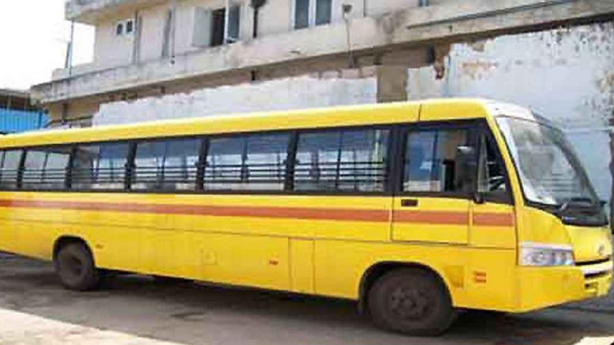 घोर लापरवाही! बस में ही बच्ची को भूल गया स्कूल स्टाफ, अस्पताल में करना पड़ा भर्ती