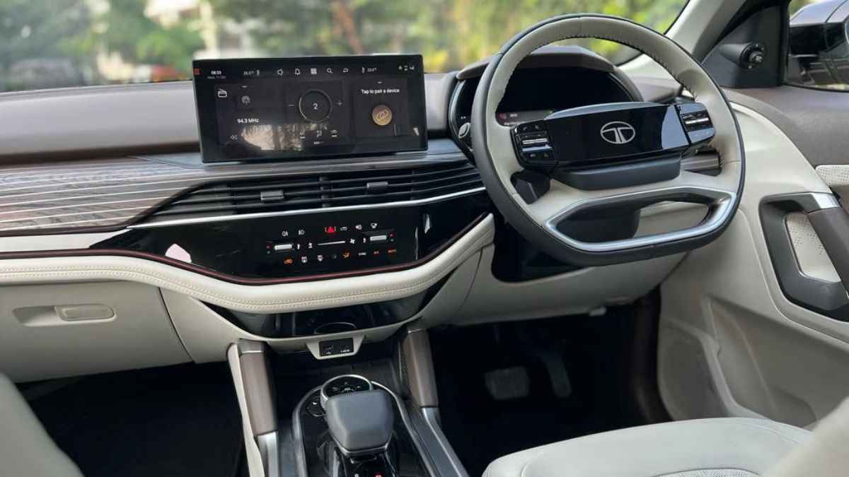 Tata की इस 7 Seater कार में 16 की माइलेज, 5 स्टार है सेफ्टी रेटिंग, जानें शानदार फीचर्स