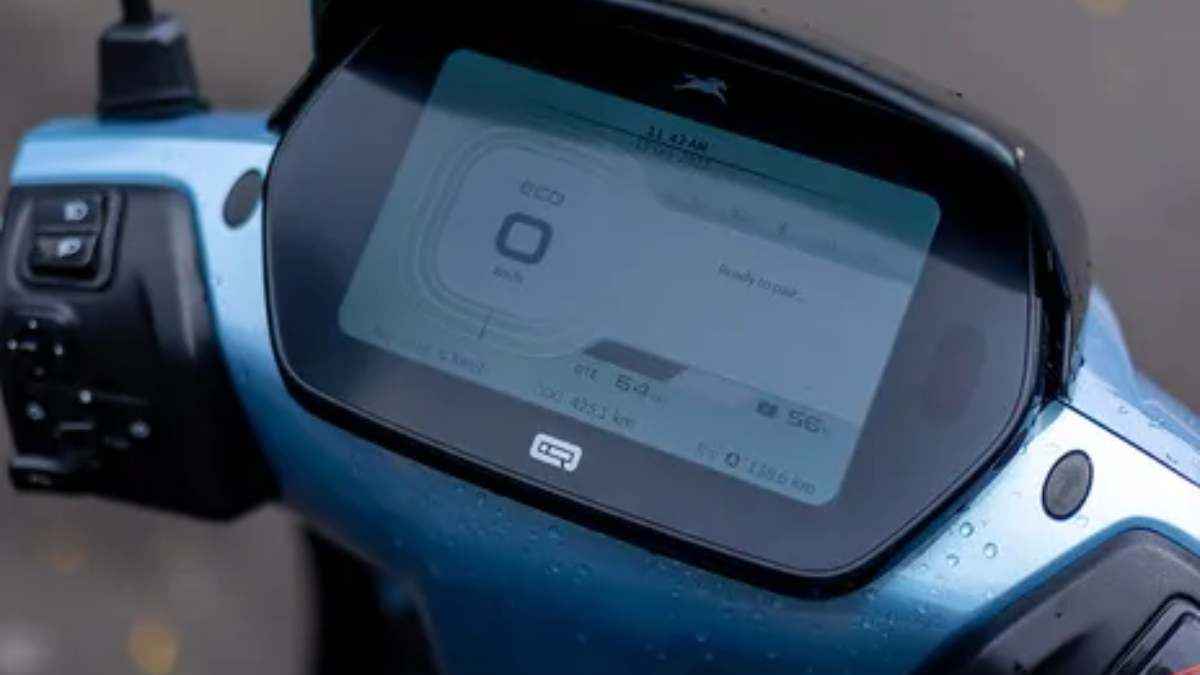 TVS के इस स्कूटर के दीवाने हुए लोग, 32 लीटर की अंडरसीट स्टोरेज, 4 सेकंड में पकड़ता है स्पीड