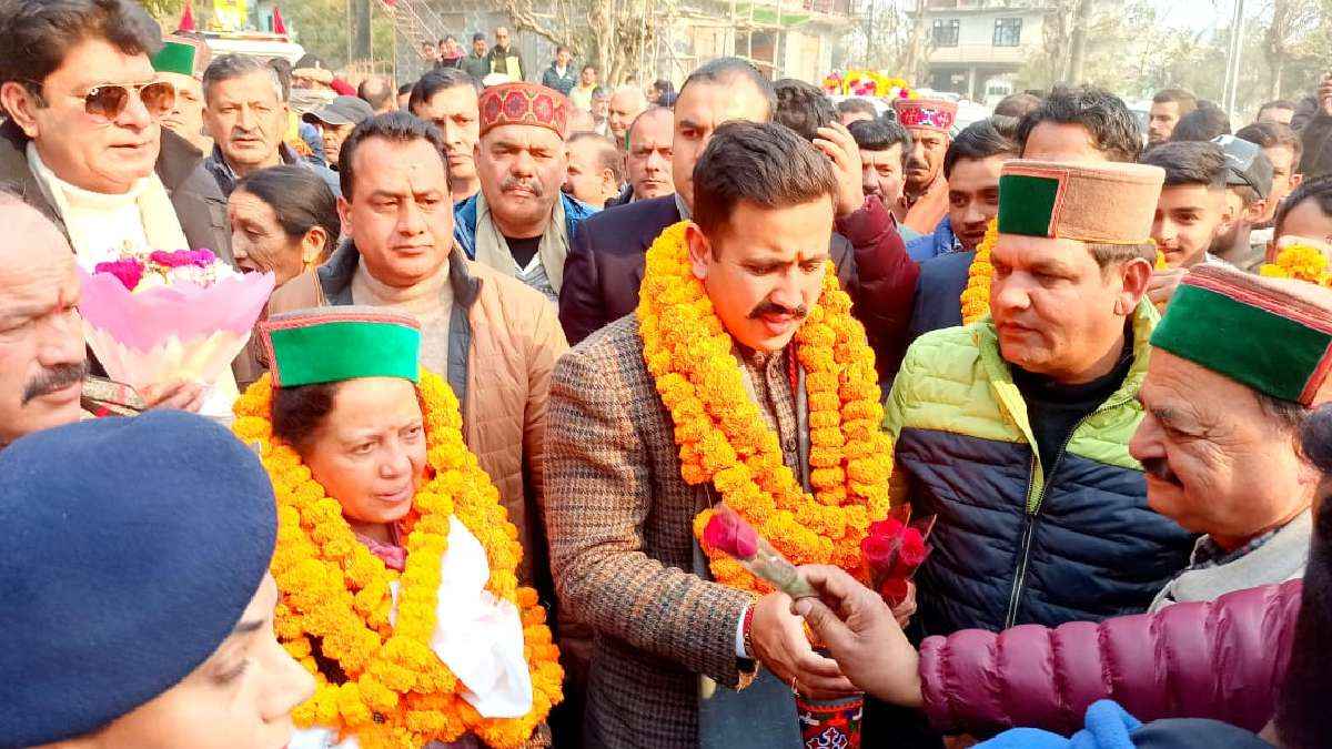 कंगना रनौत को टक्कर दे रहे विक्रमादित्य सिंह कितने अमीर? नामांकन के दौरान सामने आई डिटेल