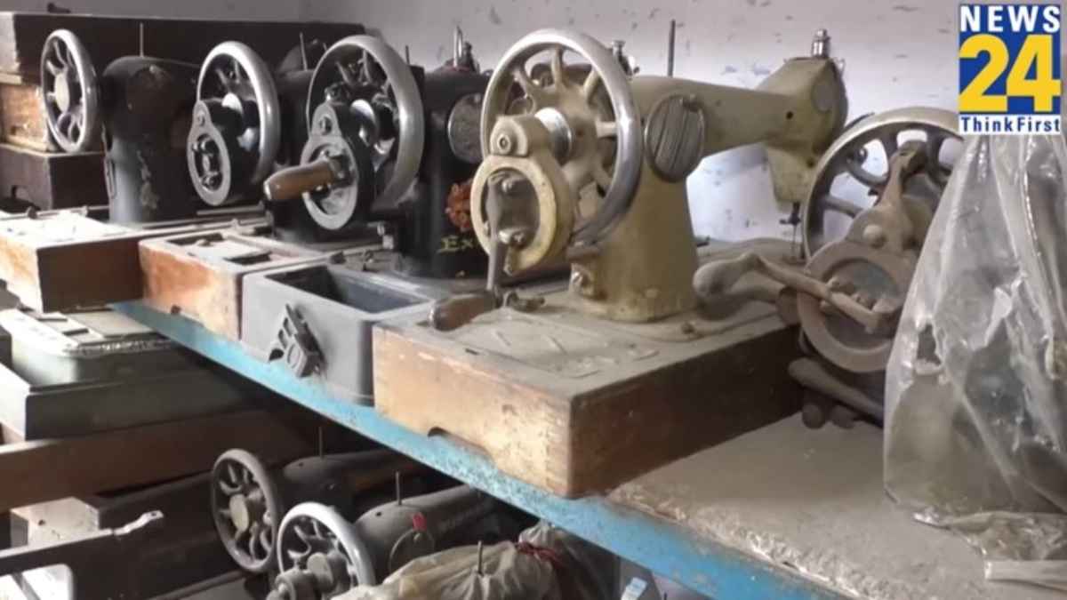Agra में यहां मिलेंगी 150 साल पुरानी 70 दुर्लभ सिलाई मशीनें... पिता की विरासत को संभाल रहा बेटा