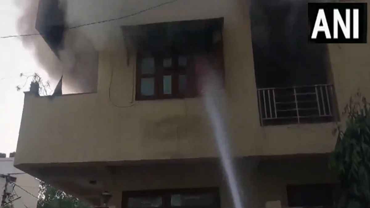 गाजियाबाद की पॉश सोसाइटी में AC ब्लास्ट, बिल्डिंग में लगी भीषण आग, सामने आया Video