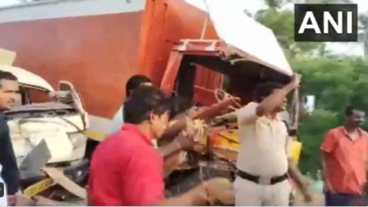 6 लोगों की मौत, आंध्रप्रदेश के कृष्णा जिले में भीषण सड़क हादसा