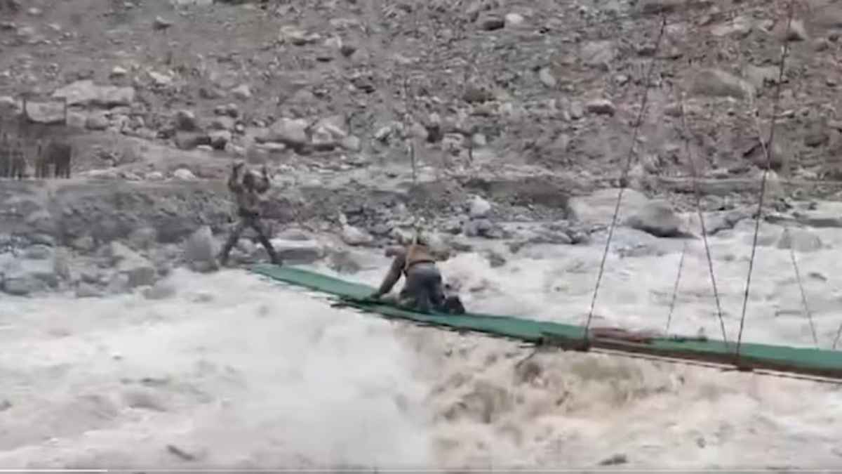 सिक्किम में सेना के इंजीनियर बने 'देवदूत', 48 घंटे में बनाया 150 फीट ऊंचा सस्पेंशन ब्रिज
