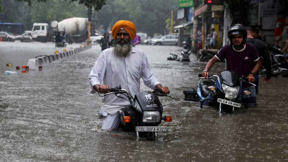 बारिश में बंद हो जाए बाइक तो तुरंत करें ये काम, वरना धक्का लगाकर ही घर जाना पड़ेगा