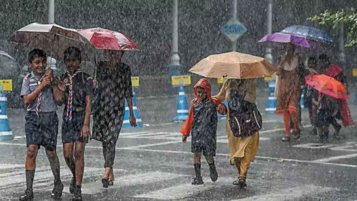 Delhi-NCR में अगले 2 घंटे में बरसेंगे बदरा, सुबह से ही सुहावने मौसम का लुत्फ उठा रहे लोग