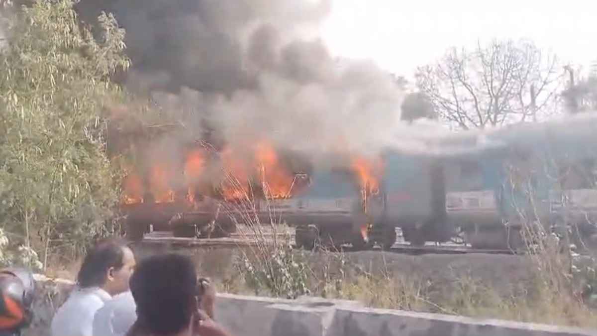 दिल्ली में ताज एक्सप्रेस के चार डिब्बों में आग, दमकल की 6 गाड़ियां मौके पर मौजूद