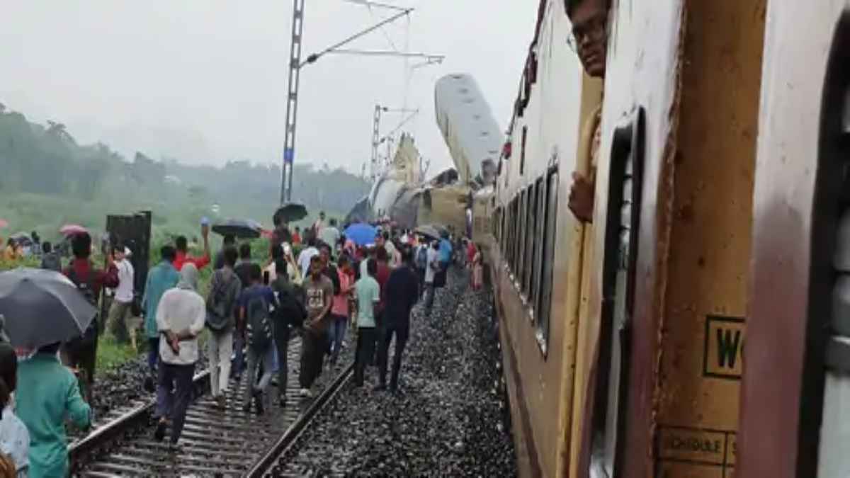 आख‍िर कैसे ट्रैक पर खड़ी ट्रेन पर चढ़ गई मालगाड़ी? अब तक 15 मौत, न‍िशाने पर सरकार, जानें 5 बड़ी अपडेट