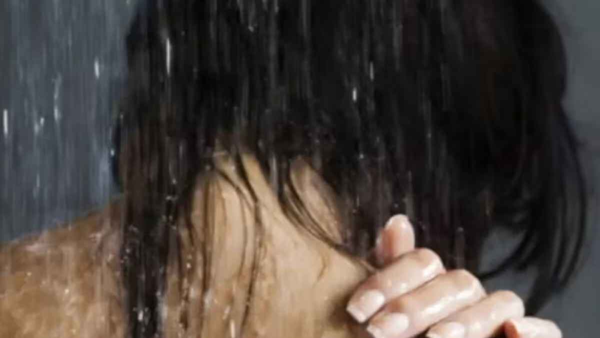 मुस्लिम नौकर ने व्यापारी की बेटी की लूटी आबरू, बाथरूम में कैमरा लगा बनाए थे Video