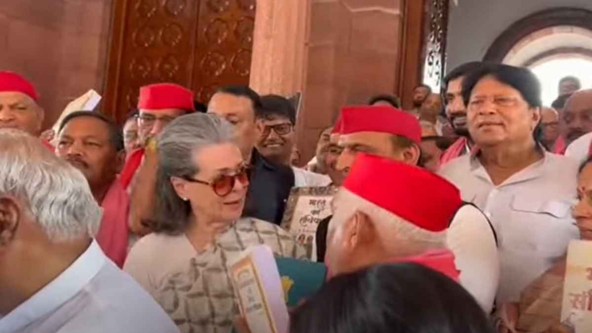 संसद के बाहर खरगे-सोनिया से मिले अखिलेश, अयोध्या के सांसद से ऐसे करवाया परिचय, देखें Video