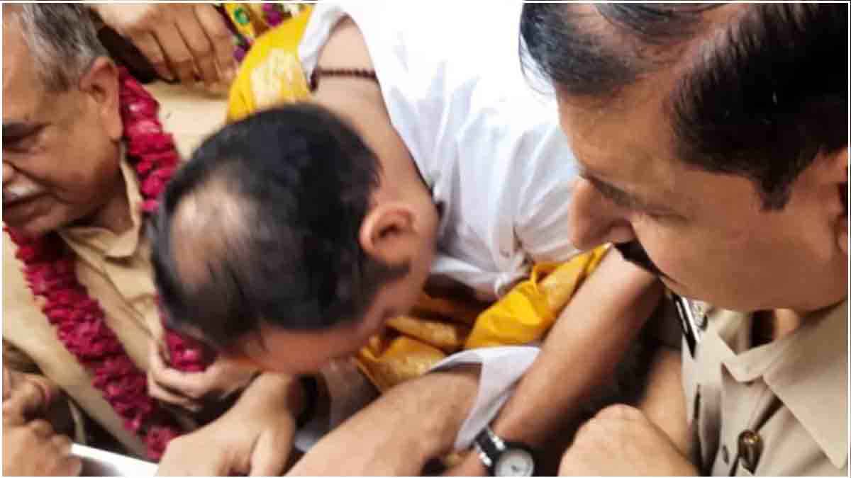 माफ कर दीजिए, बहुत बड़ी भूल हो गई; बैकफुट पर आए पंडित प्रदीप मिश्रा, राधा रानी के पैरों में गिर मांगी माफी