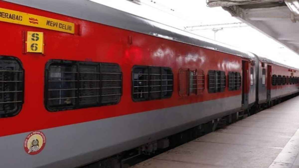 चंदौली में सीमांचल एक्सप्रेस की जनरल बोगी से RPF ने 9 बच्चों को बचाया