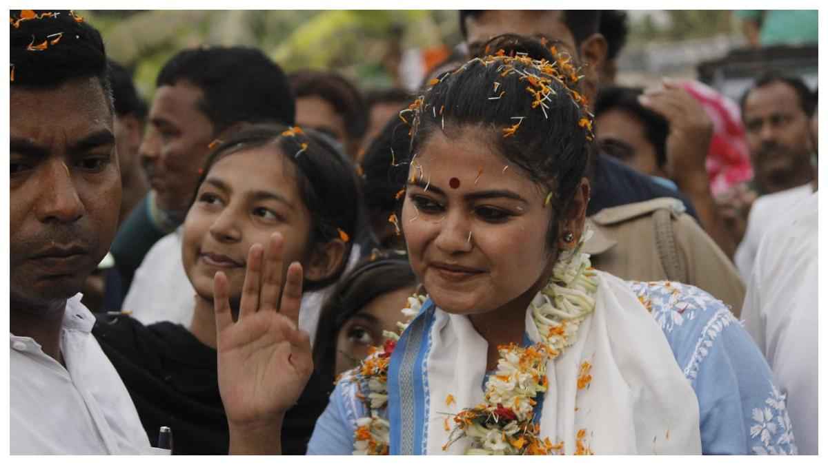 धार्मिक भावनाओं को ठेस पहुंचा लाइमलाइट में आई थी Saayoni Ghosh, अब BJP को हराकर फिर बटोर रही सुर्खियां