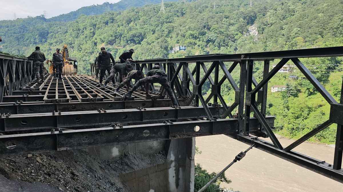 सिक्किम में बाढ़ से टूटा संपर्क तो सेना ने 72 घंटे में बना दिया 70 फीट लंबा बेली ब्रिज, देखें Video