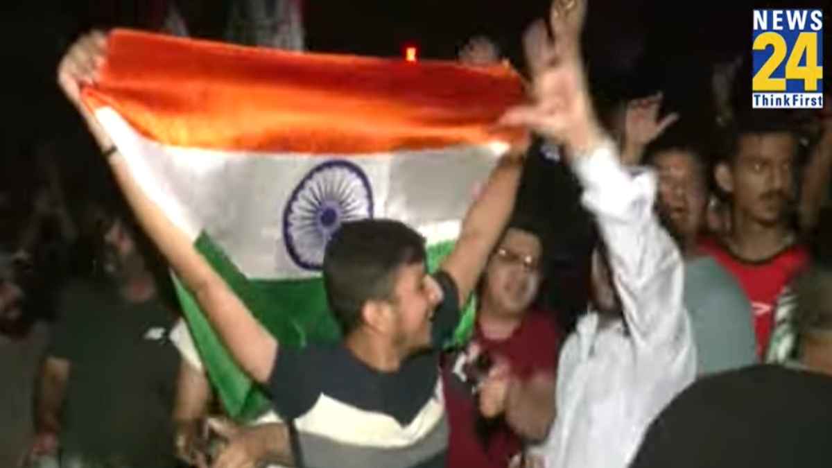 INDIA के T-20 वर्ल्ड कप जीतने पर देश से लेकर दुनियाभर में जश्न, Video