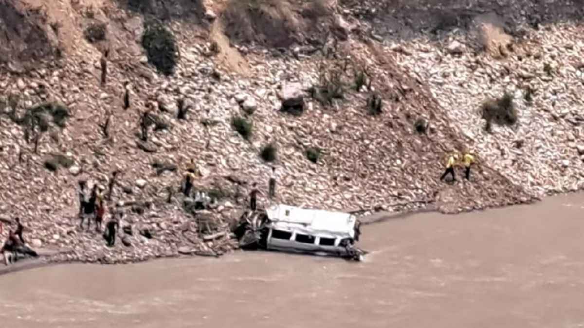 Badrinath Highway Road Accident: बद्रीनाथ हाईवे पर टेंपो ट्रेवलर अलकनंदा नदी में गिरा, 14 की मौत, 5 यात्री एम्स में भर्ती