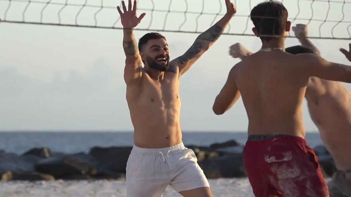 वेस्टइंडीज पहुंचकर शर्टलेस हुए Virat Kohli, फैंस का देखें रिएक्शन