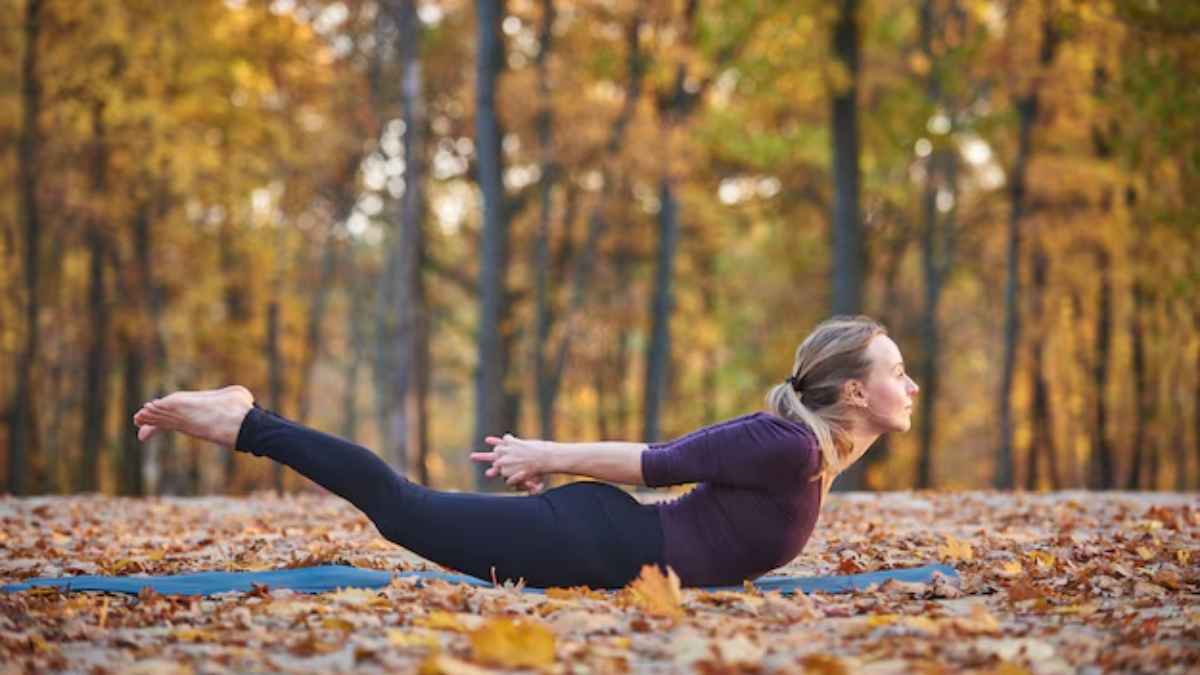एक आसन, चुटकियों में पीठ दर्द ठीक करेगा; पैरों के दर्द से भी दिलाएगा राहत