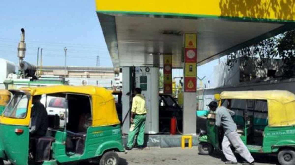 बड़ा झटका! दिल्ली-NCR में महंगी हुई CNG, जानें गाड़ी में अब गैस कितने रुपये में भरेगी?