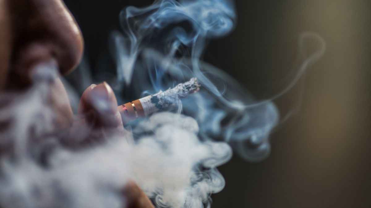 स्मोकिंग के कारण शरीर के इस अंग में उग आए बाल, जानकर आप भी हो जाएंगे हैरान