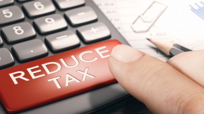 10 लाख की आय पर टैक्स बचाने के लिए आपको पुरानी टैक्स व्यवस्था को चुनना होगा। कई सारी स्कीम्स में निवेश करना होगा। फाइल फोटो