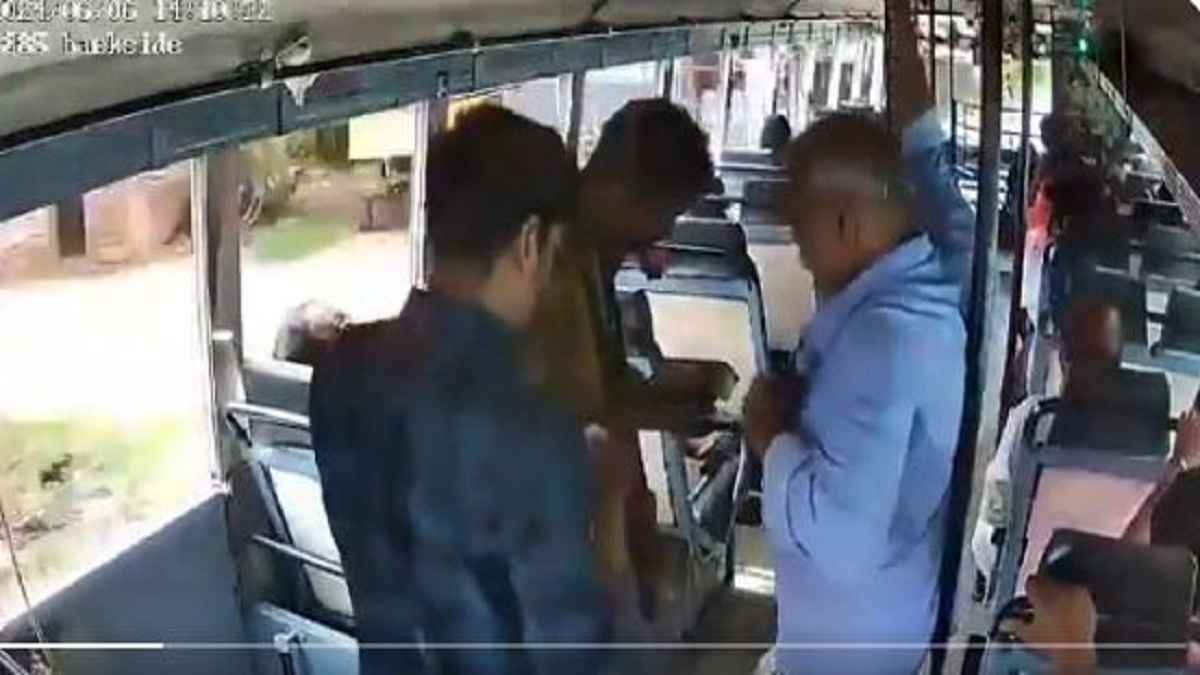 चलती बस से गिरने वाला था शख्स, 'सुपरहीरो' कंडक्टर ने बचा ली जान; वायरल हुआ वीडियो