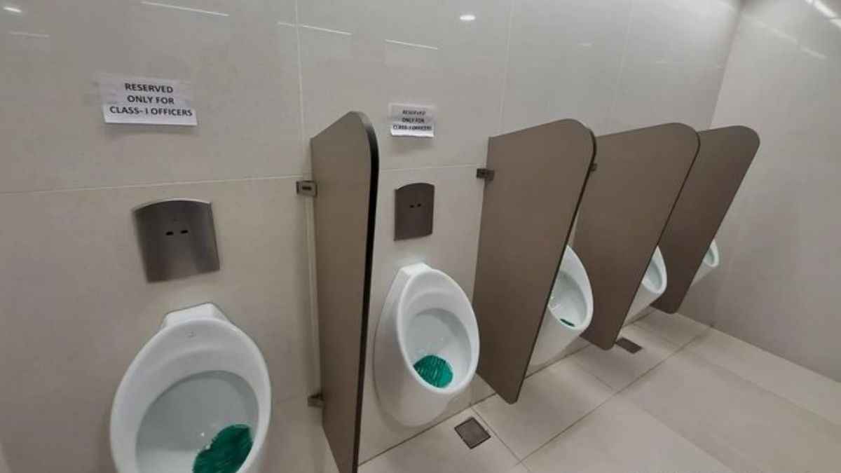 क्लास-1 अफसरों के लिए रिजर्व टॉयलेट का पोस्टर वायरल, यूजर बोले-अंग्रेज चले गए, मानसिकता छोड़ गए