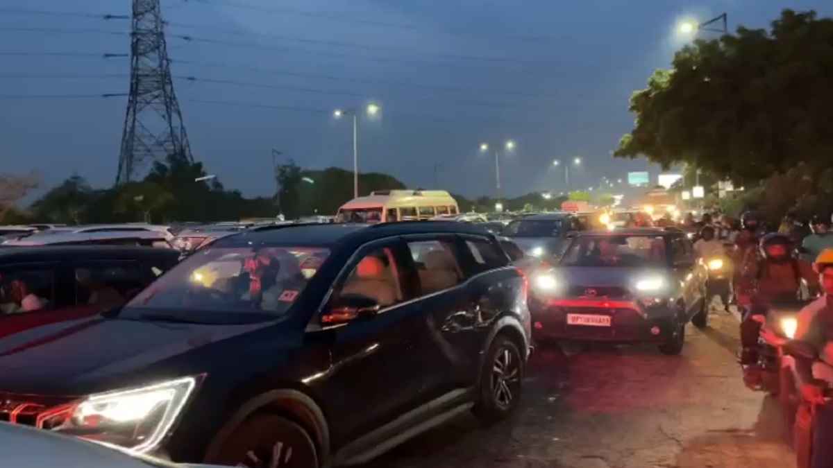 दिल्ली से नोएडा रूट्स पर लगा 5KM लंबा जाम, सड़कों पर रेंग रहीं गाड़ियां, देखें Video
