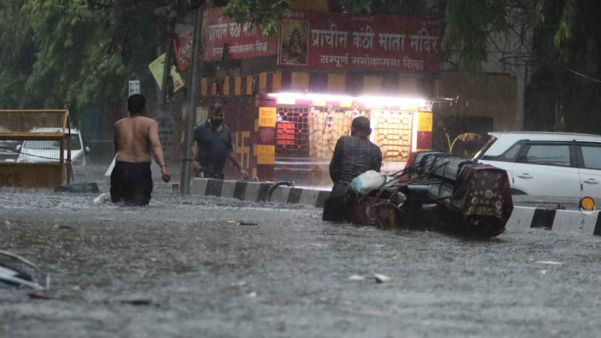 बारिश से एक बार फिर दिल्ली बेहाल, पानी से लबालब हुईं सड़कें, देखें Viral Video