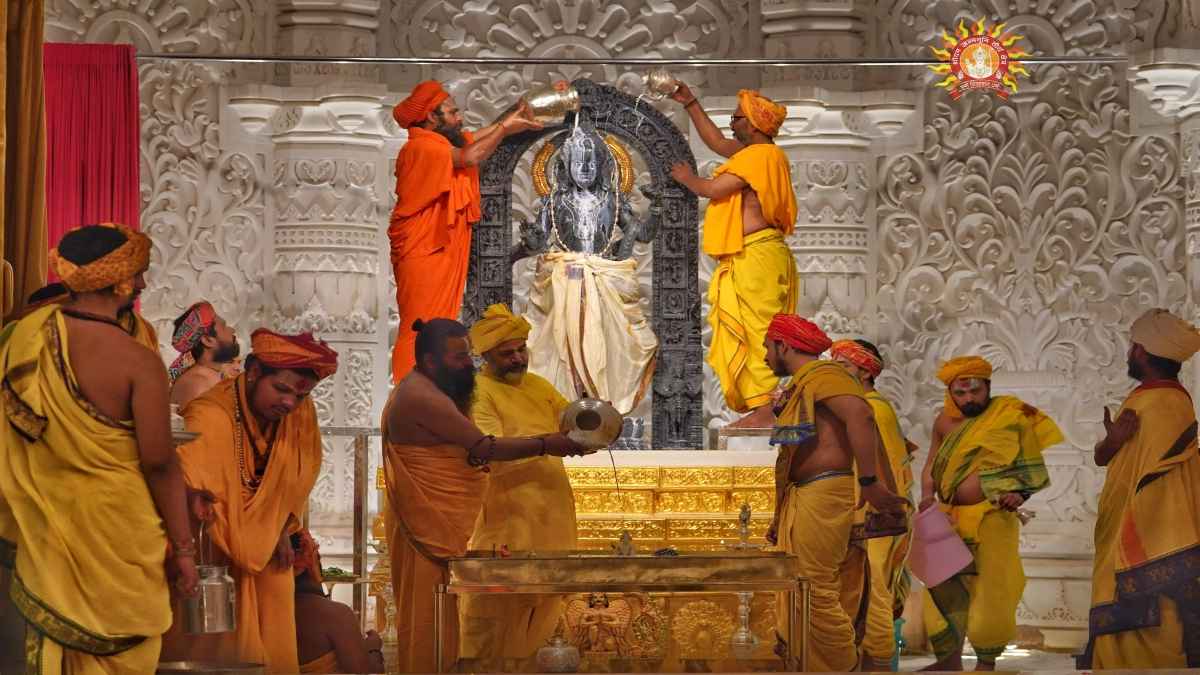 सफेद धोती, पीली चौबंदी... अब इस ड्रेस कोड में नजर आएंगे राम मंदिर के पुजारी