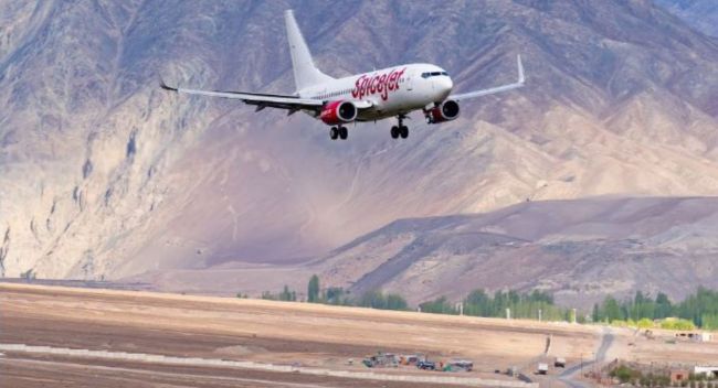 लेह एयरपोर्ट पर लैंड करती फ्लाइट | फोटोः @janam_parikh