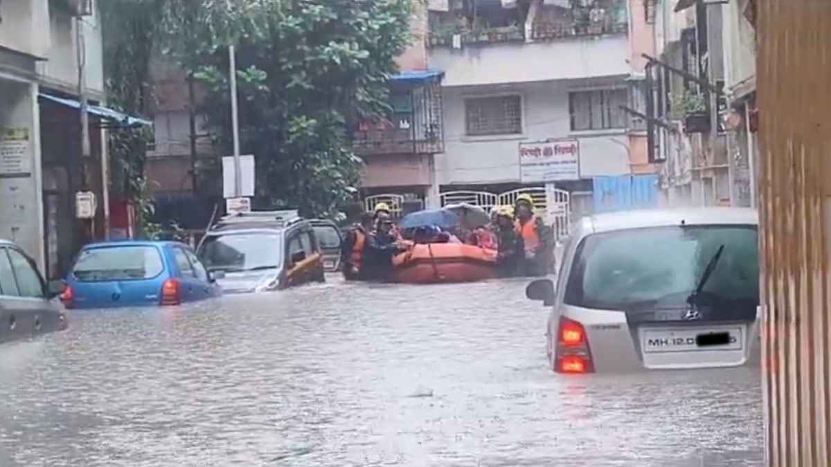 महाराष्ट्र में आई बाढ़ से मचा हाहाकार, स्कूल-कॉलेज, सड़कें बंद; NDRF और सेना ने संभाला मोर्चा; देखें तस्वीरें